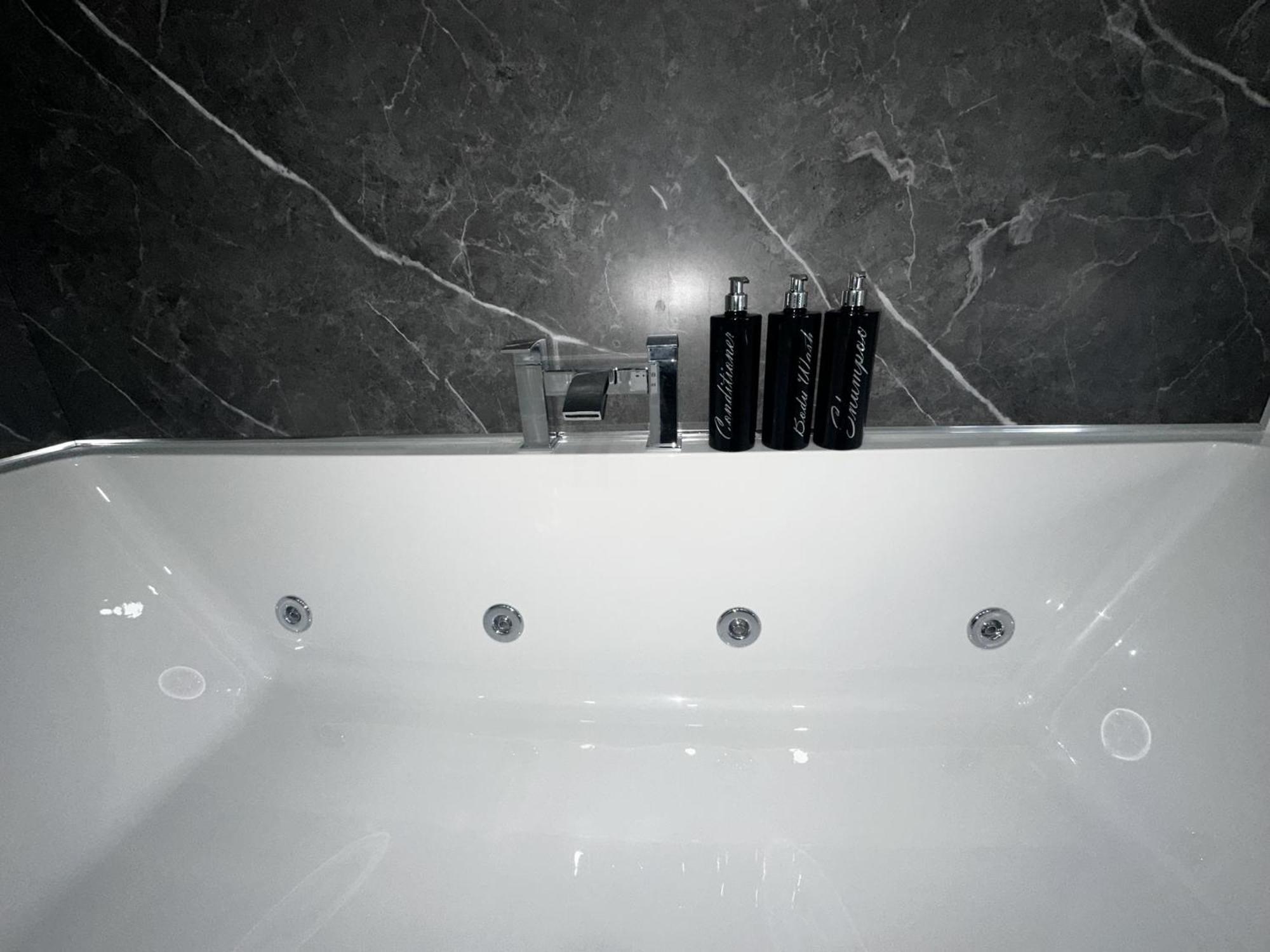 New Osborne Luxury Hottub And Jacuzzi Suites Blackpool Rum bild